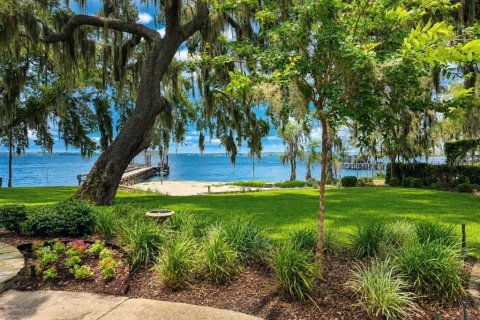 House in Clermont, Florida 4 bedrooms, 321.72 sq.m. № 2218277 - photo 3