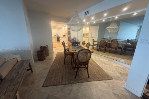 Condo in Key Biscayne, Florida, 2 bedrooms  № 2012652 - photo 18