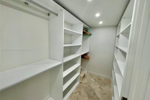 Condo in Key Biscayne, Florida, 2 bedrooms  № 2012652 - photo 26