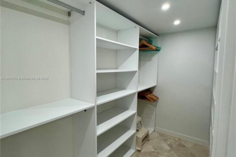 Condo in Key Biscayne, Florida, 2 bedrooms  № 2012652 - photo 28