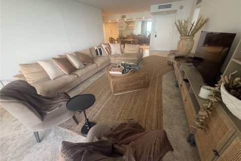 Condo in Key Biscayne, Florida, 2 bedrooms  № 2012652 - photo 9