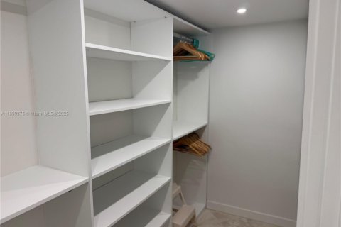 Condo in Key Biscayne, Florida, 2 bedrooms  № 2012652 - photo 27