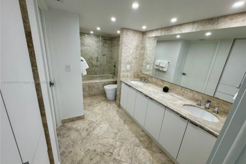 Condo in Key Biscayne, Florida, 2 bedrooms  № 2012652 - photo 25