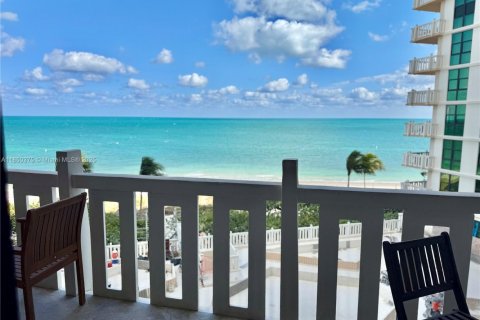 Condo in Key Biscayne, Florida, 2 bedrooms  № 2012652 - photo 4