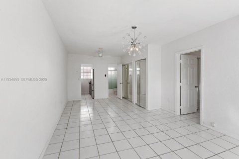 Condo in Miami Beach, Florida, 1 bedroom  № 1994476 - photo 8