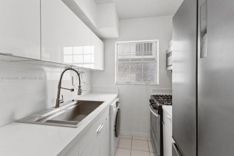 Condo in Miami Beach, Florida, 1 bedroom  № 1994476 - photo 6