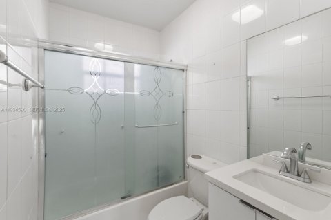 Condo in Miami Beach, Florida, 1 bedroom  № 1994476 - photo 13