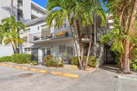 Condo in Miami Beach, Florida, 1 bedroom  № 1994476 - photo 1