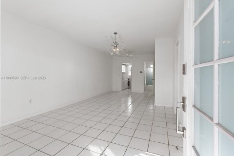 Condo in Miami Beach, Florida, 1 bedroom  № 1994476 - photo 9
