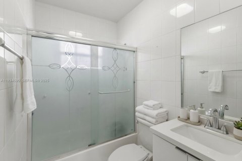 Condo in Miami Beach, Florida, 1 bedroom  № 1994476 - photo 14
