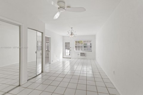 Condo in Miami Beach, Florida, 1 bedroom  № 1994476 - photo 4