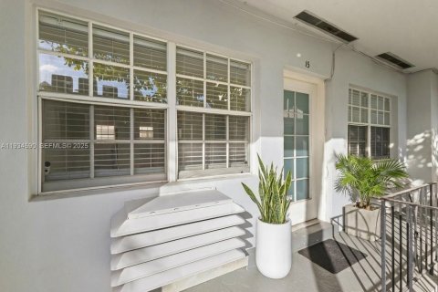 Condo in Miami Beach, Florida, 1 bedroom  № 1994476 - photo 3