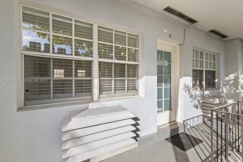 Condo in Miami Beach, Florida, 1 bedroom  № 1994476 - photo 2