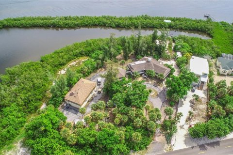 Immobilier commercial à Englewood, Floride 5 chambres, 353.59 m2 № 2433571