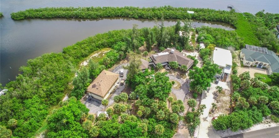 Immobilier commercial à Englewood, Floride 5 chambres, 353.59 m2 № 2433571