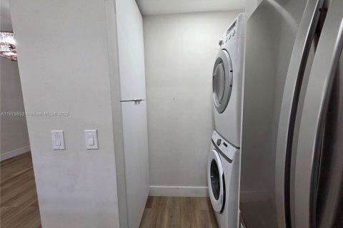 Casa en alquiler en Sunrise, Florida, 3 dormitorios, 97.55 m2 № 1923831 - foto 10