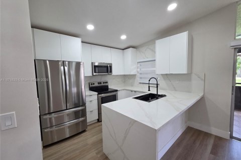 Casa en alquiler en Sunrise, Florida, 3 dormitorios, 97.55 m2 № 1923831 - foto 1