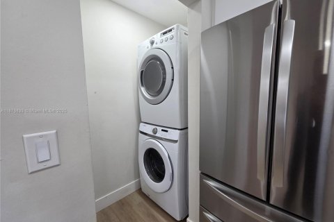 Casa en alquiler en Sunrise, Florida, 3 dormitorios, 97.55 m2 № 1923831 - foto 9