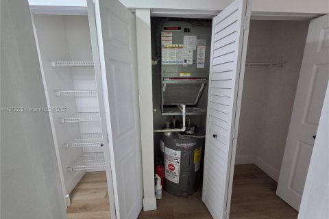 Casa en alquiler en Sunrise, Florida, 3 dormitorios, 97.55 m2 № 1923831 - foto 11