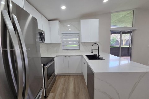 Casa en alquiler en Sunrise, Florida, 3 dormitorios, 97.55 m2 № 1923831 - foto 3