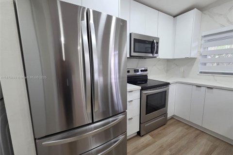 Casa en alquiler en Sunrise, Florida, 3 dormitorios, 97.55 m2 № 1923831 - foto 5