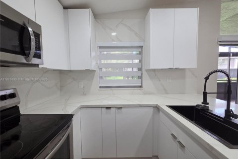 Casa en alquiler en Sunrise, Florida, 3 dormitorios, 97.55 m2 № 1923831 - foto 4