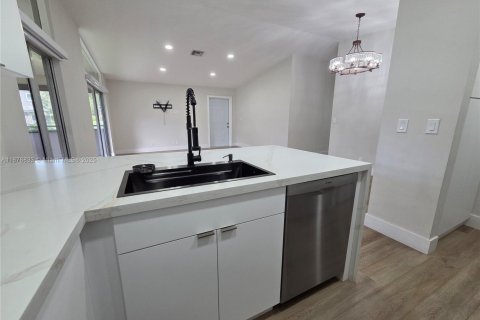 Casa en alquiler en Sunrise, Florida, 3 dormitorios, 97.55 m2 № 1923831 - foto 2