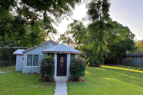 House in Fort Lauderdale, Florida 2 bedrooms, 98.1 sq.m. № 1969796 - photo 1