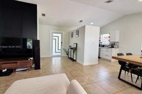 House in Homestead, Florida 3 bedrooms, 111.2 sq.m. № 1895430 - photo 10