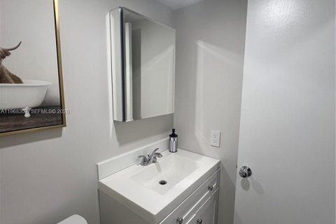 Condo in North Miami Beach, Florida, 1 bedroom  № 2031679 - photo 5