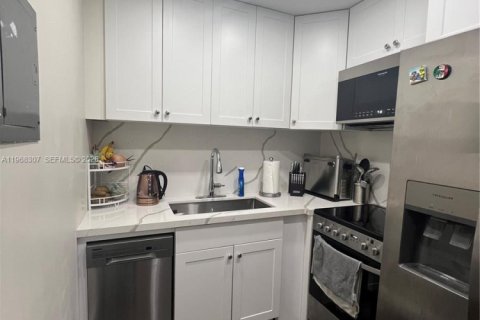Condo in North Miami Beach, Florida, 1 bedroom  № 2031679 - photo 15