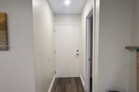 Condo in North Miami Beach, Florida, 1 bedroom  № 2031679 - photo 11