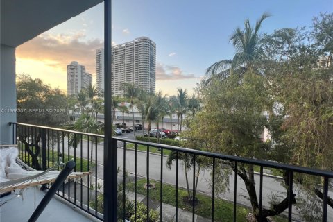 Condo in North Miami Beach, Florida, 1 bedroom  № 2031679 - photo 7