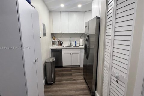 Condo in North Miami Beach, Florida, 1 bedroom  № 2031679 - photo 16