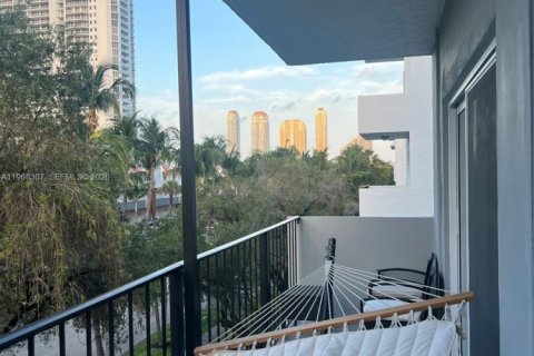 Condo in North Miami Beach, Florida, 1 bedroom  № 2031679 - photo 3
