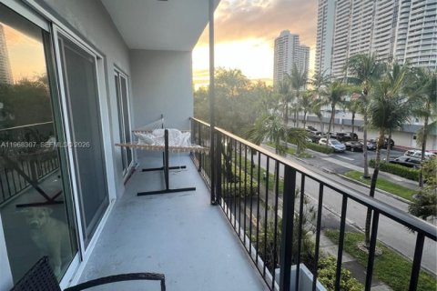 Condo in North Miami Beach, Florida, 1 bedroom  № 2031679 - photo 2