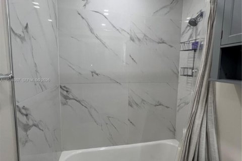 Condo in North Miami Beach, Florida, 1 bedroom  № 2031679 - photo 17
