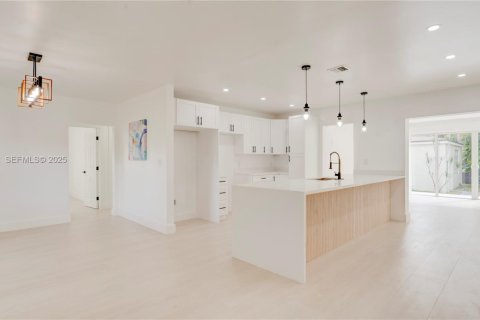 Casa en venta en North Miami, Florida, 3 dormitorios, 150.97 m2 № 1982406 - foto 3