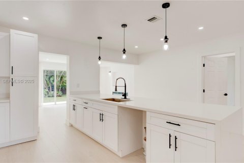 Casa en venta en North Miami, Florida, 3 dormitorios, 150.97 m2 № 1982406 - foto 5