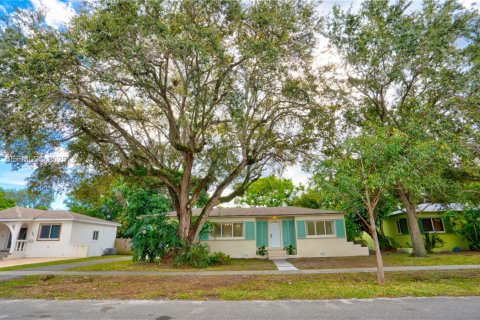 Casa en venta en North Miami, Florida, 3 dormitorios, 150.97 m2 № 1982406 - foto 1