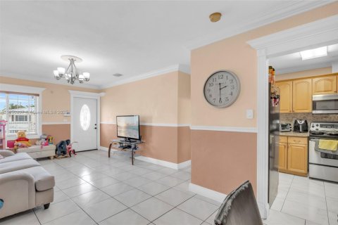 Casa en venta en Hialeah, Florida, 4 dormitorios, 145.86 m2 № 1877799 - foto 5