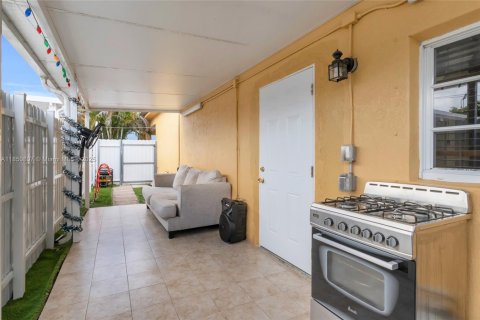 Casa en venta en Hialeah, Florida, 4 dormitorios, 145.86 m2 № 1877799 - foto 11