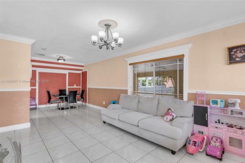 Casa en venta en Hialeah, Florida, 4 dormitorios, 145.86 m2 № 1877799 - foto 4