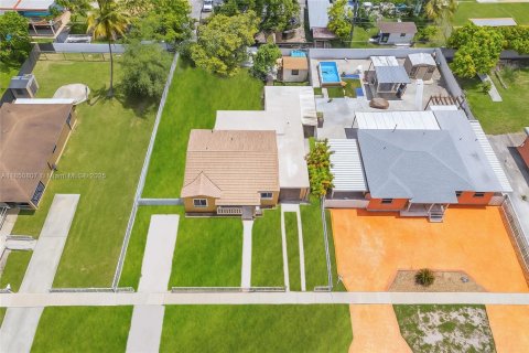 Casa en venta en Hialeah, Florida, 4 dormitorios, 145.86 m2 № 1877799 - foto 12