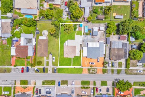 Casa en venta en Hialeah, Florida, 4 dormitorios, 145.86 m2 № 1877799 - foto 13