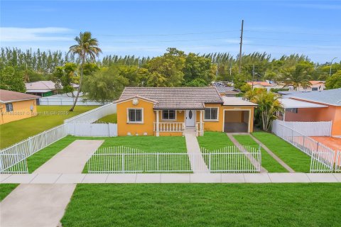 Casa en venta en Hialeah, Florida, 4 dormitorios, 145.86 m2 № 1877799 - foto 1