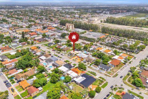 Casa en venta en Hialeah, Florida, 4 dormitorios, 145.86 m2 № 1877799 - foto 14