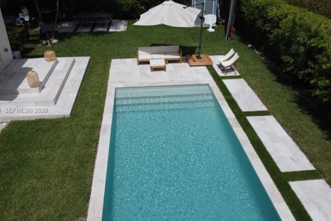 House in Coral Gables, Florida 3 bedrooms, 97.83 sq.m. № 2075215 - photo 24