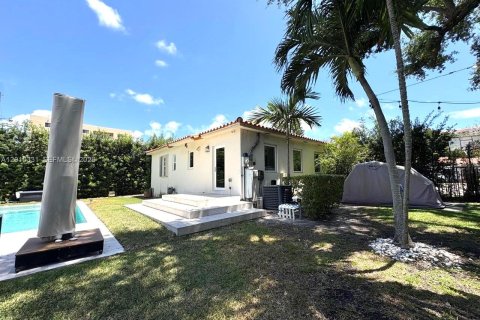House in Coral Gables, Florida 3 bedrooms, 97.83 sq.m. № 2075215 - photo 29