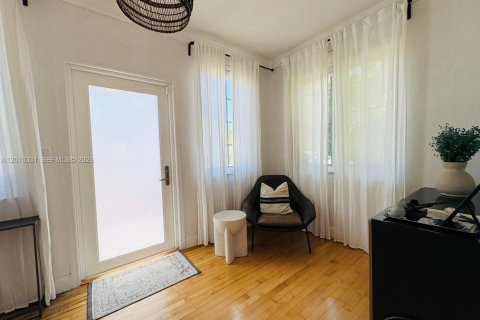 House in Coral Gables, Florida 3 bedrooms, 97.83 sq.m. № 2075215 - photo 6